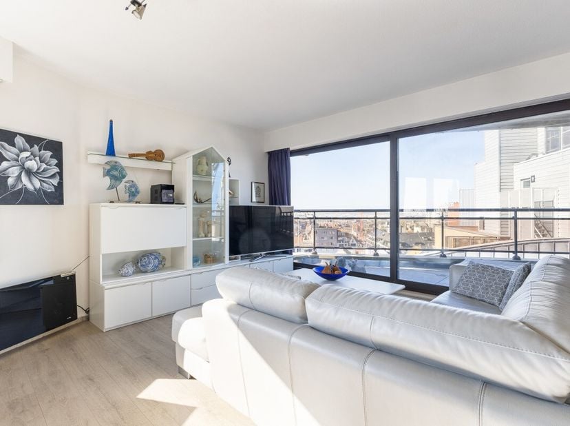 Blankenberge: Modern appartement met ruim zuidgericht terras te koop op Zeedijk! Op de 8e verdieping van de unieke residentie "Bristol Palace" vinden