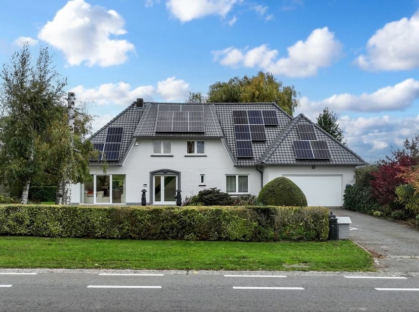 Laat u betoveren door deze prachtige woning waar de authenticiteit van de jaren ’60 harmonieus samenkomt met hedendaags wooncomfort. Elk detail werd z