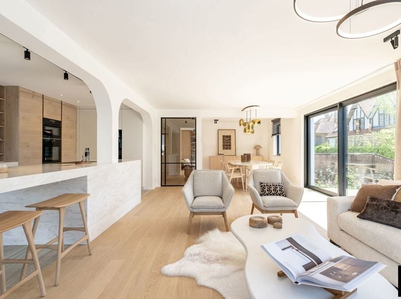 In het idyllische Tennispad in het Zoute bevindt zich deze volledig gerenoveerde villa, discreet gelegen in een rustig paadje. Dankzij de zonnige tuin