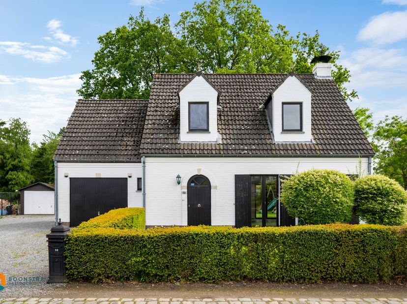 Op een goede locatie te Putte bevindt zich deze ruime woning met 3 (mogelijks 4) slaapkamers. U geniet hier van een rustige ligging, toch in de nabijh