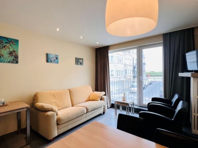 Près de la pittoresque place du marché de Wenduine et à quelques pas de la digue de mer, nous trouvons cet appartement de 2 chambres à coucher entière