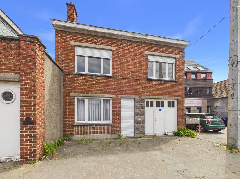 Découvrez cette maison à rénover située à Hollain, offrant 2 chambres, un garage et un jardin. Au rez-de-chaussée, elle se compose d’un séjour, d’une