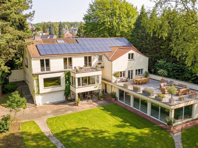 Située dans le quartier résidentiel de Vuurgat à Overijse, cette villa de caractère construite en 1962 puis agrandie en 1992 et 2007 développe une sup
