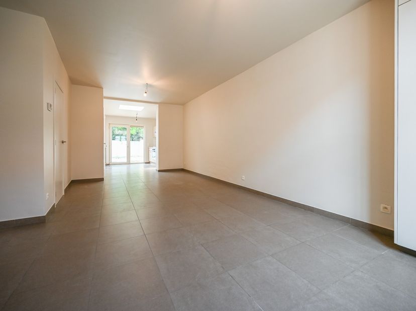 Op zoek naar een instapklare woning met een uitstekende energiescore én een gunstige ligging? Dan is deze charmante woning zeker een bezoek waard. Gel