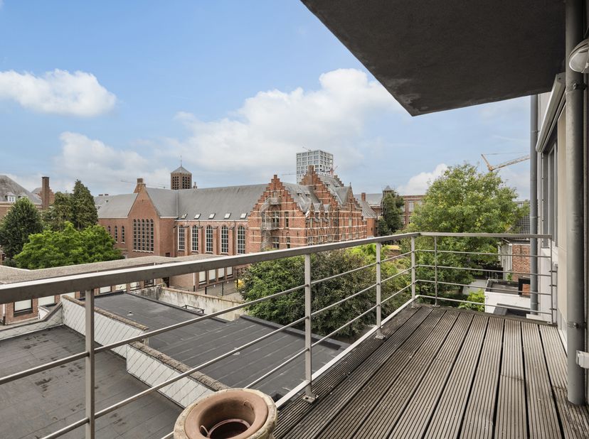 Zeer goed en ruim onderhouden appartement van ca. 144 m², gelegen op de 3de verdieping van Residentie Swinnenhof. Dit ruime appartement bevindt zich i
