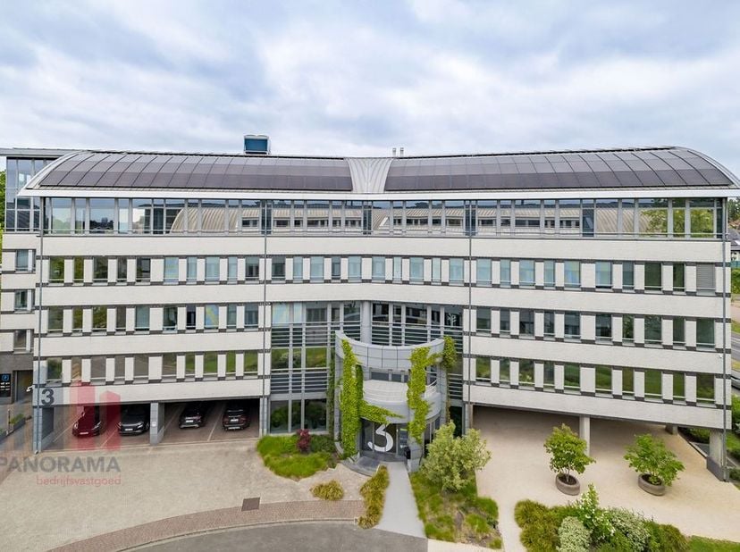 Kantoor&amp;nbsp;van&amp;nbsp;206&amp;nbsp;m² te huur.&amp;nbsp;Strategisch gelegen op slechts 2 minuten van de R0 (op- en afrit Jette) en geniet van een vlotte verbi