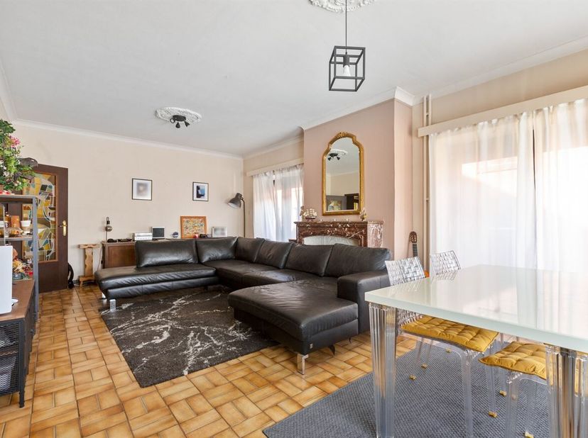 Charmante gezinswoning met 3 slaapkamers<br />
Bent u op zoek naar een ruime woning die u volledig naar eigen smaak kunt moderniseren? Dan is deze gez