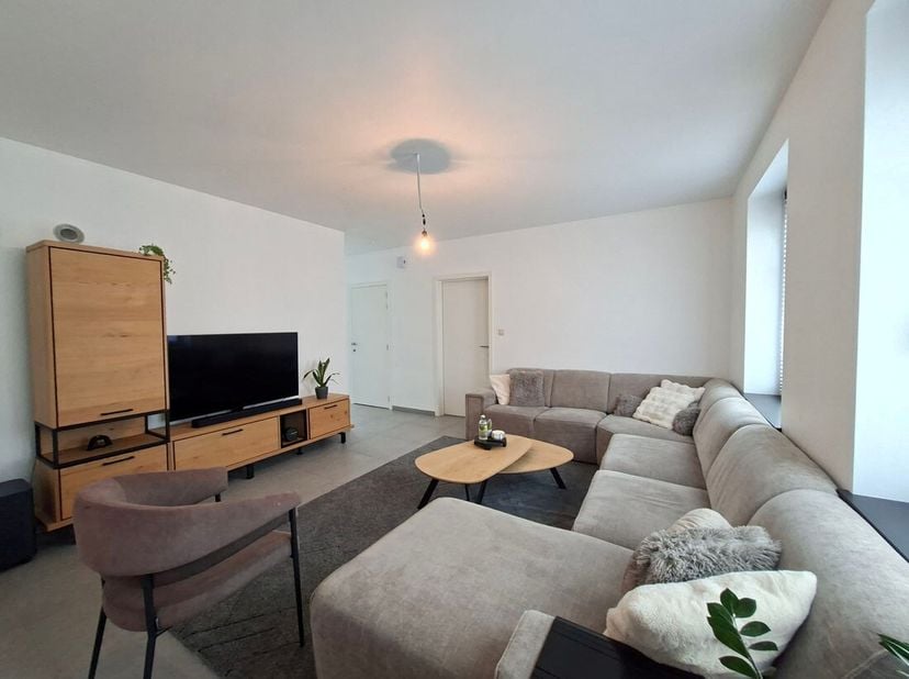 In het gezellige Peer kan je deze ruime nieuwbouw woning terugvinden. Deze halfopen bebouwing is praktisch ingedeeld en voorzien van alle modern comfo