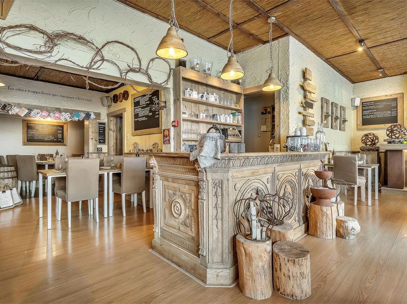 Authentiek Italiaans restaurant met winkelruimte en prachtig bovenliggend appartement, op toplocatie.<br />
<br />
Adres:&amp;nbsp;Heusden-Zolder (Heusden