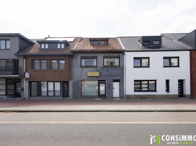 Bent u op zoek naar een ruime woning die u volledig naar eigen smaak en wensen kunt renoveren? Deze rijwoning aan de Emiel van Dorenlaan 16 in Genk bi