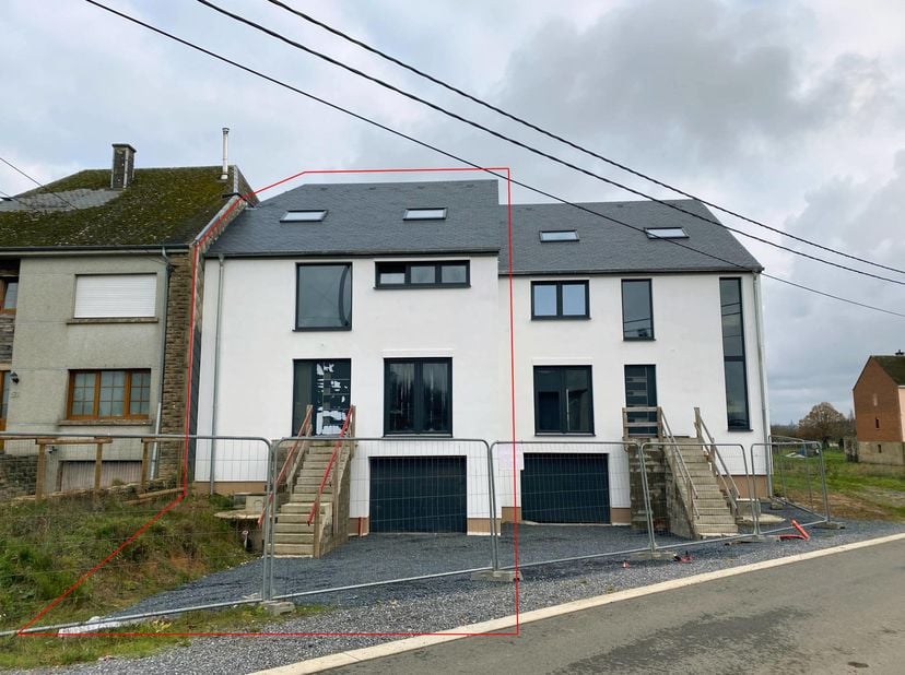 Groupe Arcade Arlon stelt u graag een nieuwe woning in gesloten casco voor, gelegen in een woonwijk van een dorp van Fouches, bestaande uit een woonka