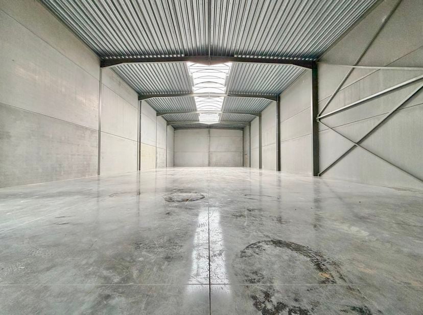 Nieuwbouwloods te koop in hartje Eeklo – Strategische locatie voor ondernemers en investeerders!<br />
<br />
De loods is gelegen in een recent ontwik