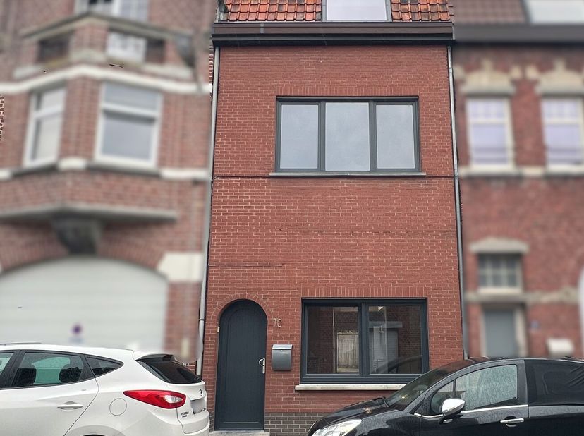 Deze aangename woning bevindt zich op een centrale ligging, vlak bij verschillende voorzieningen zoals winkels, scholen, openbaar vervoer en andere da