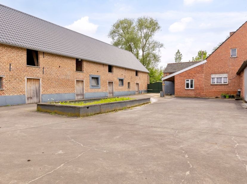 Te renoveren landgoed met zeer exclusieve ligging op een perceel van ca. 40 are. De hoeve is landelijk gelegen in agrarisch gebied rondom weilanden do