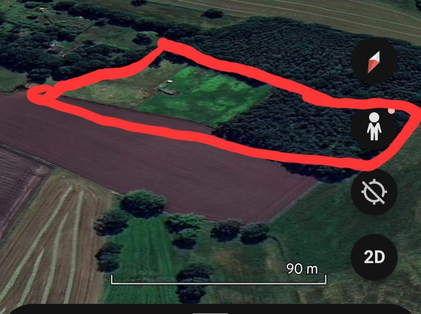 Gelegen in Zoersel.<br />
Weiland met aansluitend bos te koop. Waterput aanwezig, 2 grote open schuilstallen, opslagruimte, piste en omheining. 16.770