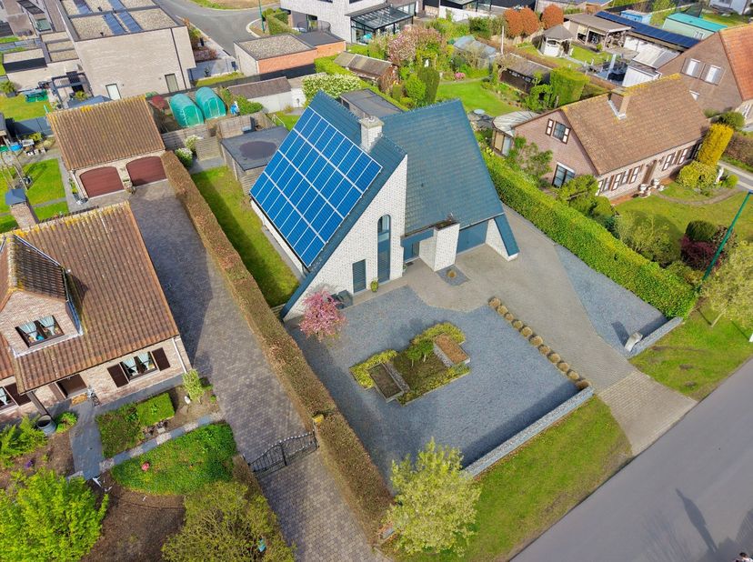 Ontdek deze instapklare open bebouwing in Assenede, gelegen langs de Oude Gentweg, een uiterst gegeerde locatie vlakbij het centrum. Deze ruime gezins