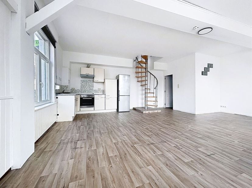 Habitation en bon état d'entretien.<br />
Dès l'entrée, vous découvrirez un spacieux et lumineux séjour ouvert sur une cuisine semi-équipée, formant u