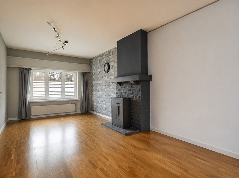 Op een hoekperceel van 83 m² bevindt zich deze goed onderhouden woning met een bewoonbare oppervlakte van ca. 119 m².<br />
De ligging is zeer centraa