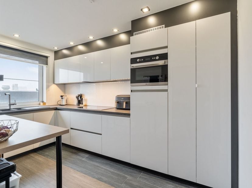 Cet appartement bien entretenu jouit d'une situation privilégiée à proximité de l'autoroute (E314 et N715), ce qui permet d'accéder facilement aux mun