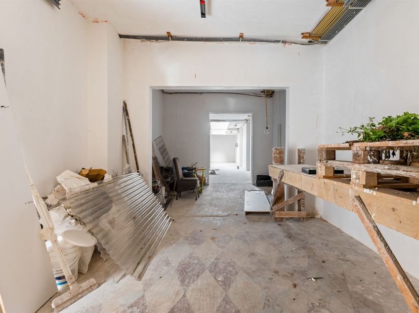 Veelzijdig handelshuis met magazijn en 3 slpks<br />
<br />
Op een centrale locatie in de rustige Van Cortbeemdelei in Deurne vinden we dit ruime ha