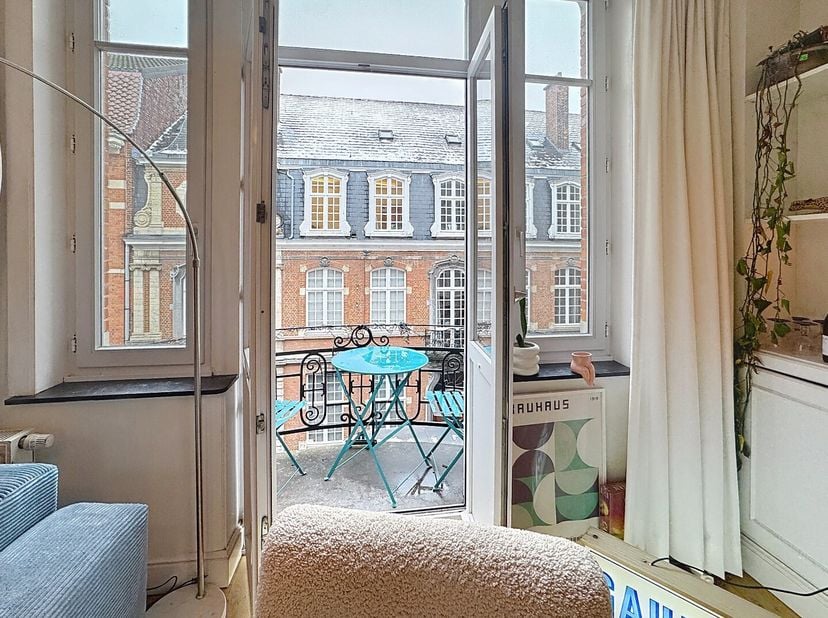Zoekt u de dynamiek van de stad, maar hecht u waarde aan de rust en privacy van een kleinschalige residentie? Dit prachtige appartement op de tweede v