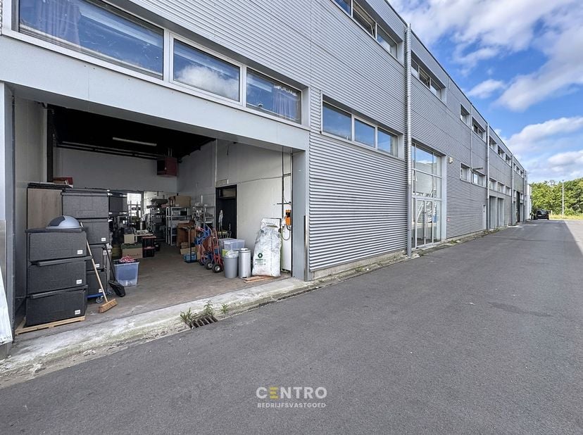 Benaderende AFMETINGEN:&amp;nbsp;<br />
10m x 5m; 50m&amp;nbsp;&amp;nbsp;<br />
Gebruik van de gemeenschappelijke toiletten naast de deur.<br />
<br />
AFWERKING: