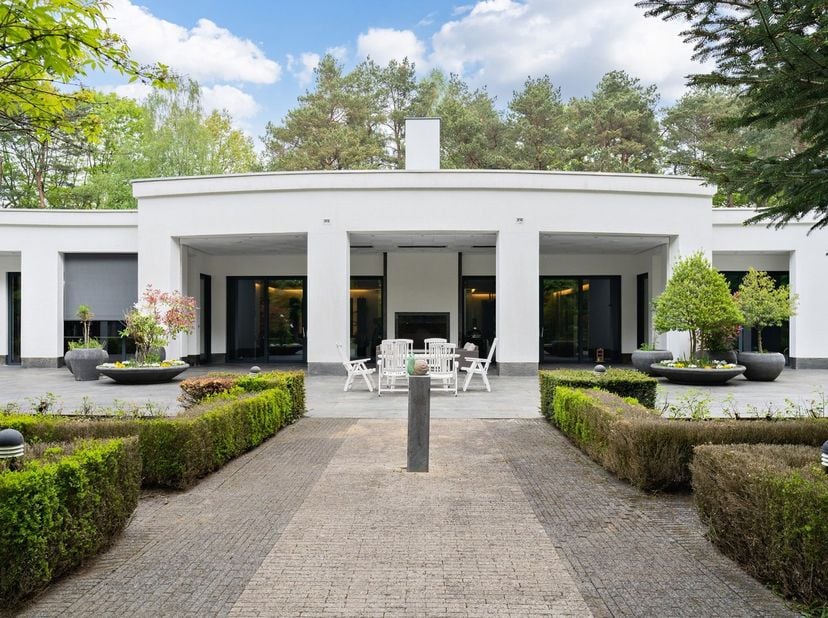 Rustig gelegen temidden van het groen,vindt u deze modernistische eenlaagse villa met een bewoonbare oppervlakte van maar liefst 900 m² op een mooi pe