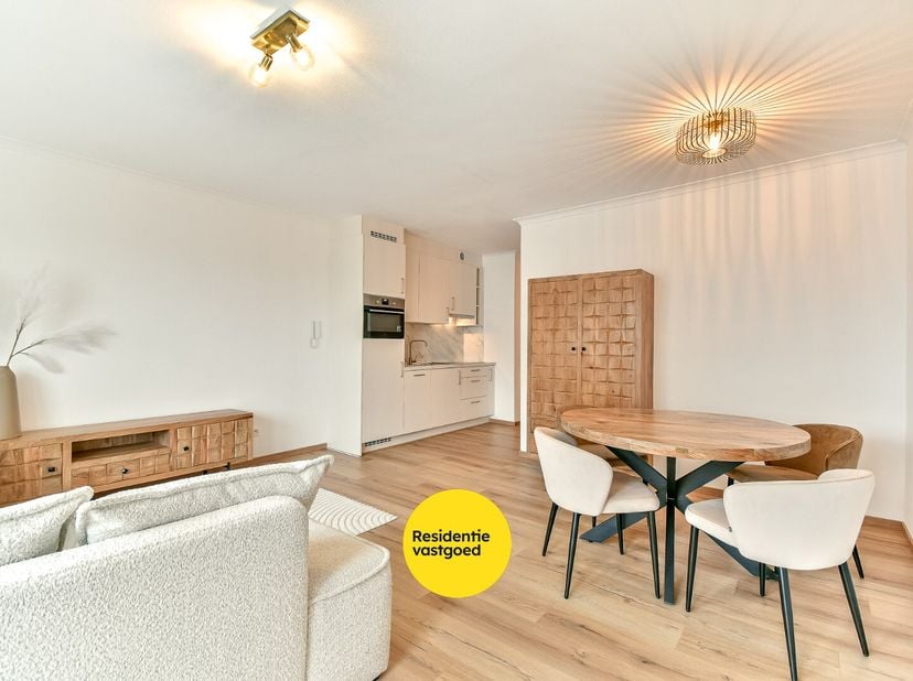 Dit aangename en volledig gemeubelde appartement is gelegen in het hart van Westende-bad en vormt een ideale uitvalsbasis aan zee of een interessante