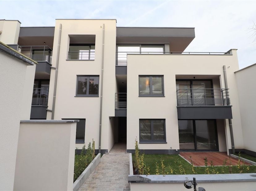 WOLUWE-SAINT-PIERRE, vlak bij het Dumonplein (metro Stockel). Prachtig nieuw APPARTEMENT (2 slaapkamers/2 badkamers) van 97 m² met tuin en een parkeer