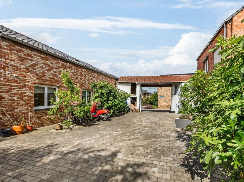 Unieke eigendom met gerenoveerde woning, vakantiewoning en bouwgrond<br />
In het rustige Gingelom bevindt zich deze uitzonderlijke eigendom bestaande