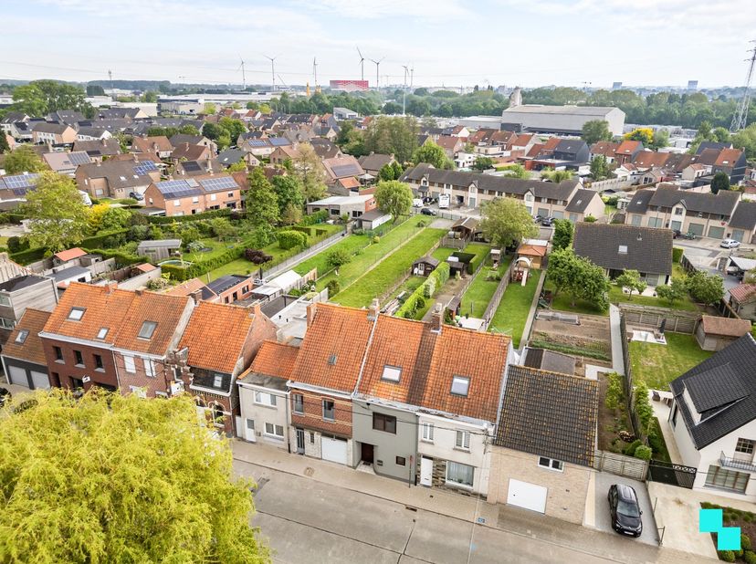 Deze beperkt te moderniseren woning met 4 slaapkamers en diepe, zongerichte tuin is gelegen op zeer korte afstand van het centrum van Roeselare, met e