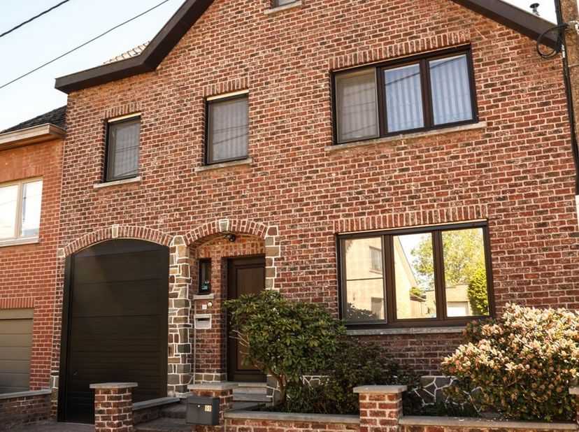 INSTAPKLARE WONING IN EEN UNIEKE NATUURRIJKE OMGEVING (met in optie aan te kopen : 2 percelen WEIDE + 1 perceel BOS : zie andere pub)<br />
Aan de ran