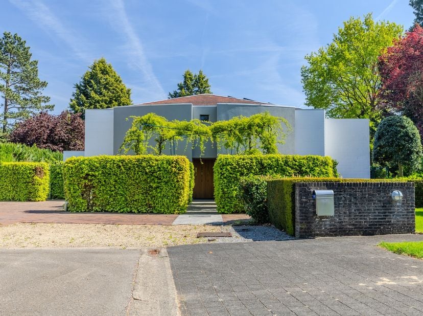 Moderne villa met ruime leefruimte, 4 slaapkamers en 2 badkamers op 13 are in gegeerde buurt Neerharen- Lanaken<br />
Aan de Seringenstraat 12 in Neer