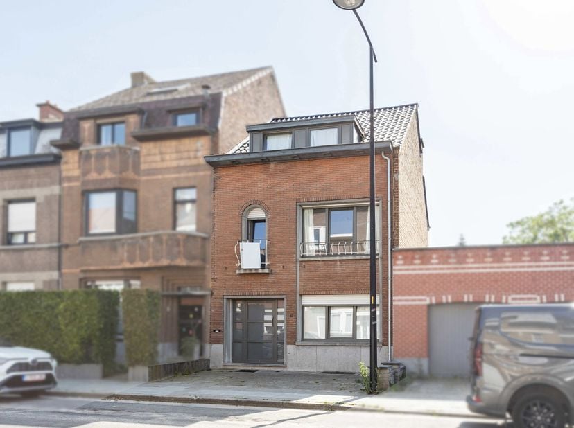 Deze instapklare rijwoning beschikt over een solide betonstructuur en werd doorheen de jaren stelselmatig gerenoveerd. Zo is de woning reeds voorzien