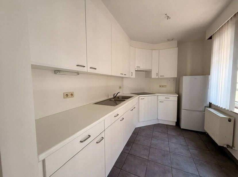 Dit verzorgd appartement is gelegen aan de Halstraat 1 bus 1 in Maaseik en bevindt zich in een gebouw met lift, wat zorgt voor extra comfort en toegan