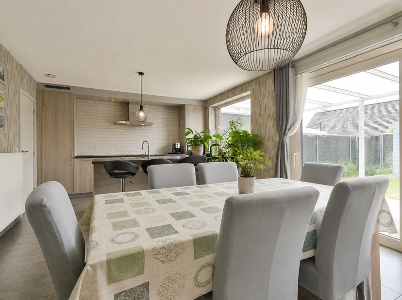 Welkom in de Groene-Herdersgoed 27 in Roeselare, een fantastische, energiezuinige woning gelegen in een rustige, residentiële wijk. Dankzij de gunstig
