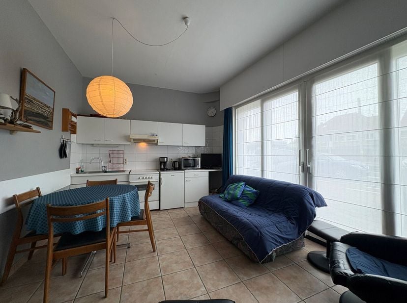 Te renoveren appartement met mogelijkheden.<br />
Je betreedt de woning via de leefruimte met open keuken. Aansluitend ligt de badkamer, voorzien van