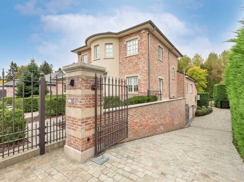 Op een boogscheut  van Lubbeek en grenzend aan het prachtige Kalvariebos, mogen we u deze exclusieve villa aanbieden op een knap perceel van 21 are. Z