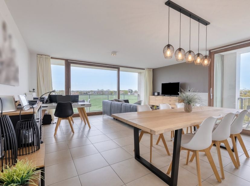 Idyllisch gelegen langs de Handzamevaart, nabij de monding met de IJzer en op wandelafstand van de jachthaven van Diksmuide, bevindt zich dit verfijnd