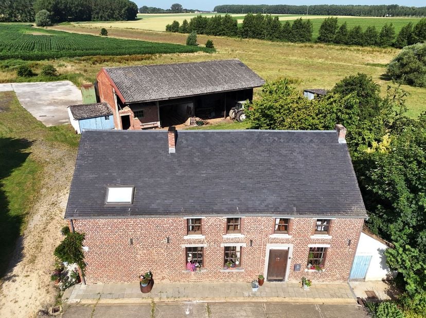 Oude boerderij met ruime opslagruimtes en een gemakkelijke bereikbaarheid vanaf de E411 en E42.<br />
Deze woning zal gezinnen, zelfstandigen en verza