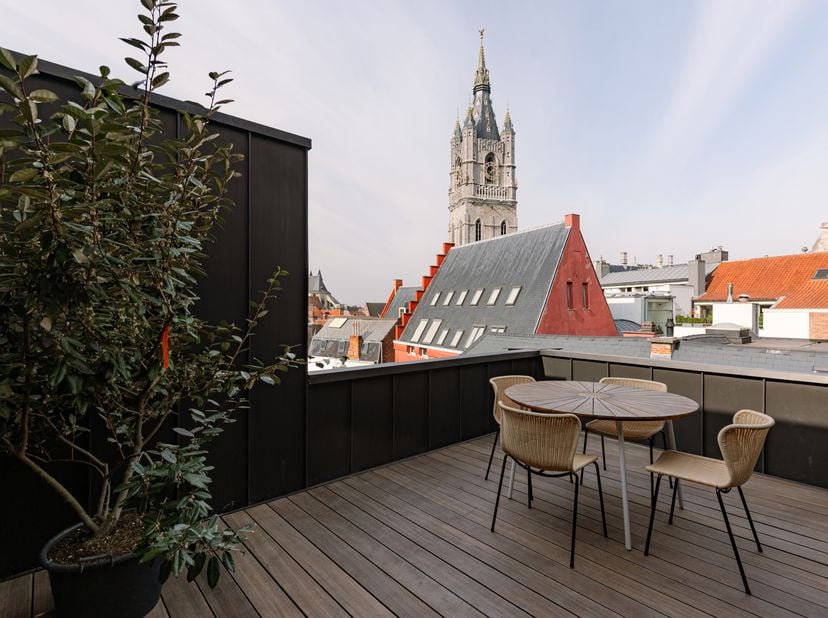 In het historische centrum van Gent bevindt zich dit uitzonderlijke duplex-penthouse op een absolute toplocatie, op wandelafstand van de Korenmarkt, h