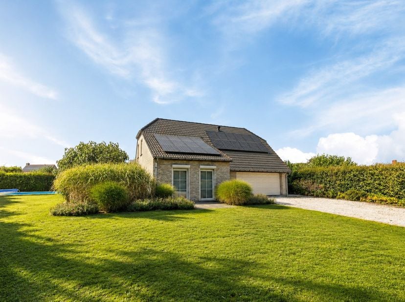 Deze landelijke A-label villa met verwarmd buitenzwembad, gebouwd in 2008, biedt een luxueuze leefervaring op een genereus&amp;nbsp;Zuidwest-gericht perce