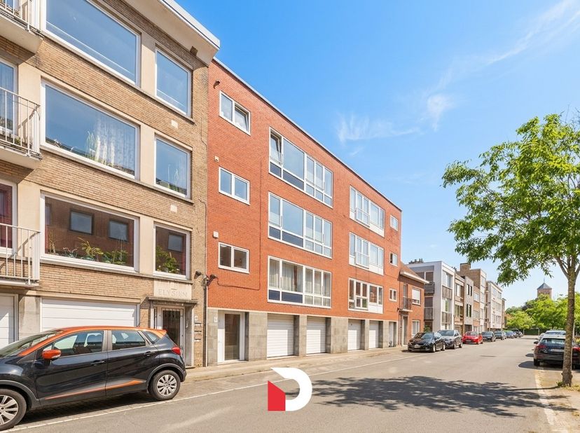 Maak kennis met dit rustig gelegen appartement, gelegen op de 3e verdieping van een kleinschalig gebouw op wandelafstand van centrum Brugge, in de geg