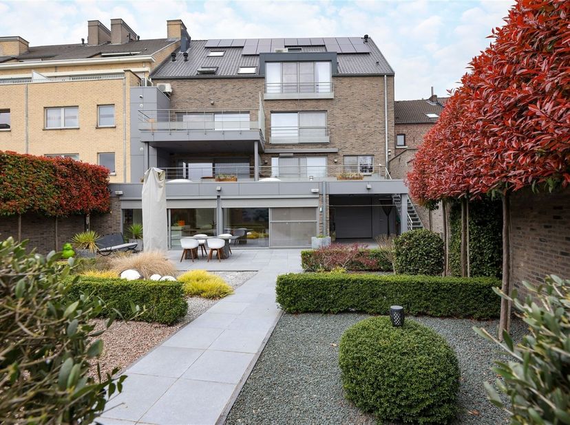 Moderne en energiezuinige woning met duplex-studio en garage op toplocatie in het centrum van Sint-Truiden<br />
<br />
Omgeving:<br />
+ Gelegen i