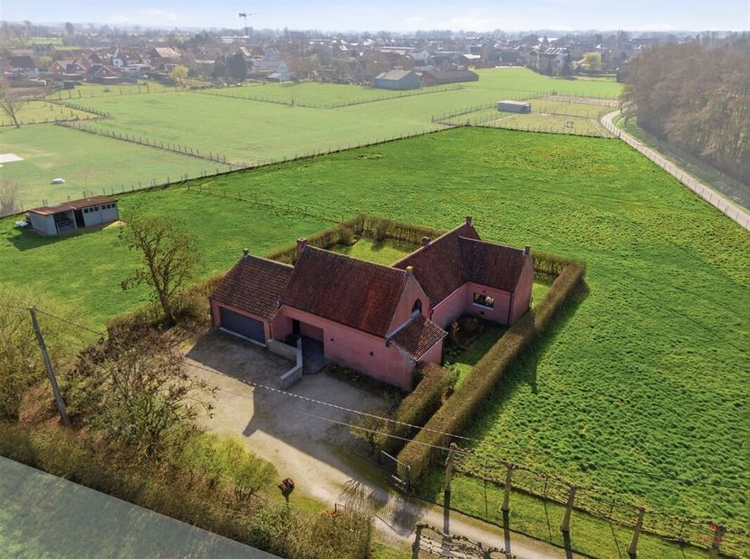 Vous rêvez de vivre au calme, entouré de verdure et d'espace ? Alors cette spacieuse maison sur un terrain exceptionnel de pas moins de 9.741 m² se se
