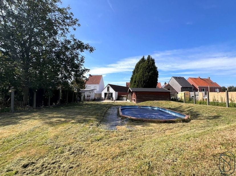 TOFFE DEGELIJKE DEELS GERENOVEERDE WOONST MET GROTE TUIN, GARAGE en veel POTENTIEEL! INDELING: inkomhal, gezellige leefruimte met pelletkachel, aanslu