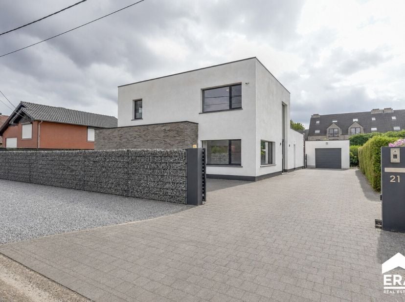 In de Lariksenstraat in Houthalen-Oost bevindt zich deze stijlvolle en energiezuinige gezinswoning met 4 slaapkamers op een perceel van 8 are. De woni