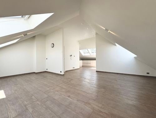                                         Studio te huur in Oudergem, € 900
