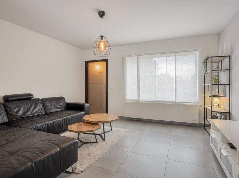 Bent u op zoek naar een ruime gezinswoning op een rustige, maar toch gunstige locatie? Dan is deze woning, gelegen aan Heiblok 9 in Genk, zeker een be