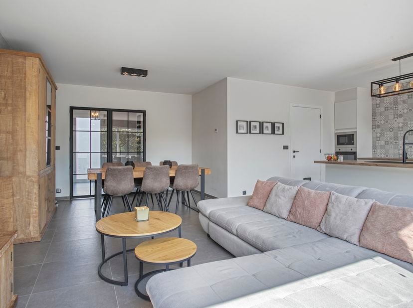 Bent u op zoek naar een moderne, energiezuinige en instapklare woning met veel ruimte en uitstekende ligging? Dan is deze prachtige gesloten bebouwing
